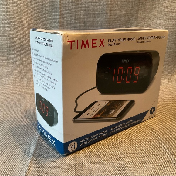 Timex AM/FM Dual Alarm Clock Radio Large LED Display Aux Input Battery Backup - Picture 3 of 15